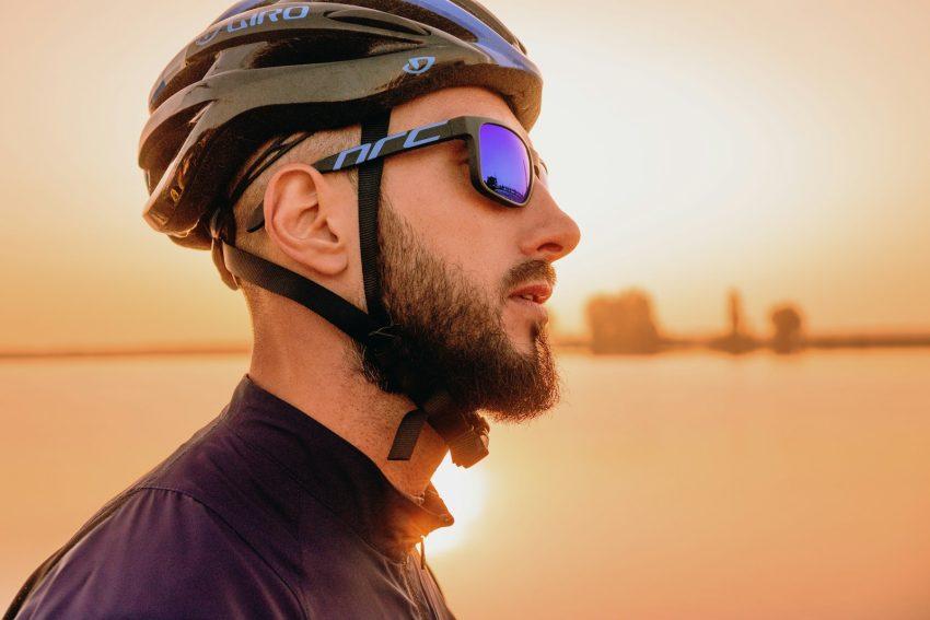 Homme avec lunettes de cyclisme